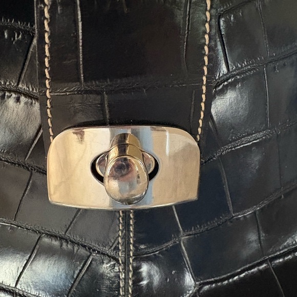 Elegant Black Dooney & Bourke Croc-Embossed Shoulder Bag - Picture 3 of 11